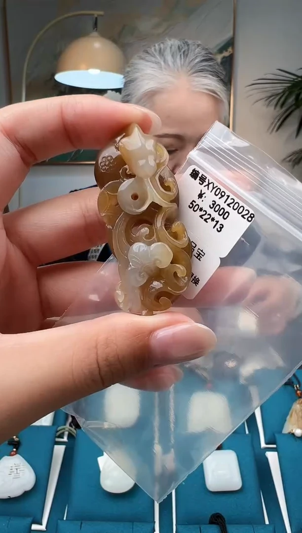 颈饰未镶嵌和田玉吊坠  XY