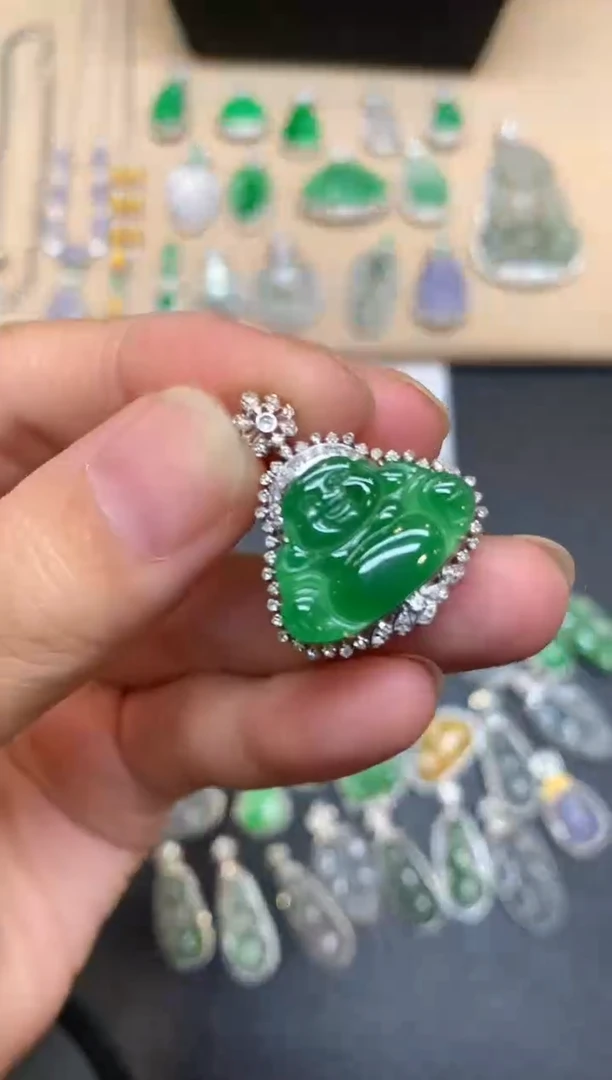 颈饰18K金镶嵌翡翠佛公【无服务费