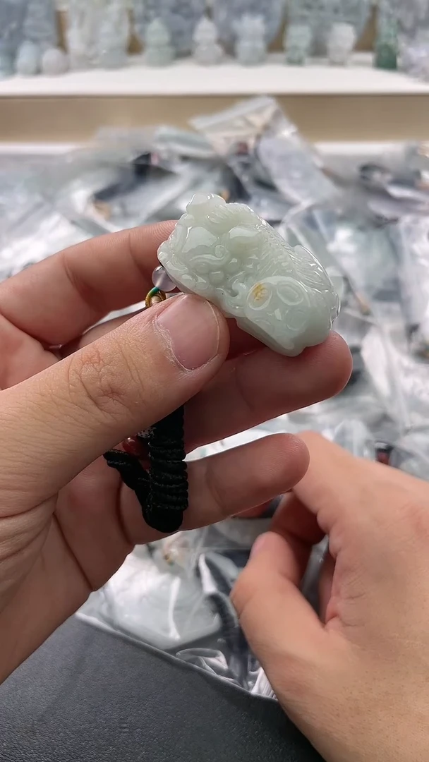 翡翠未镶嵌颈饰..../7/17/ 44