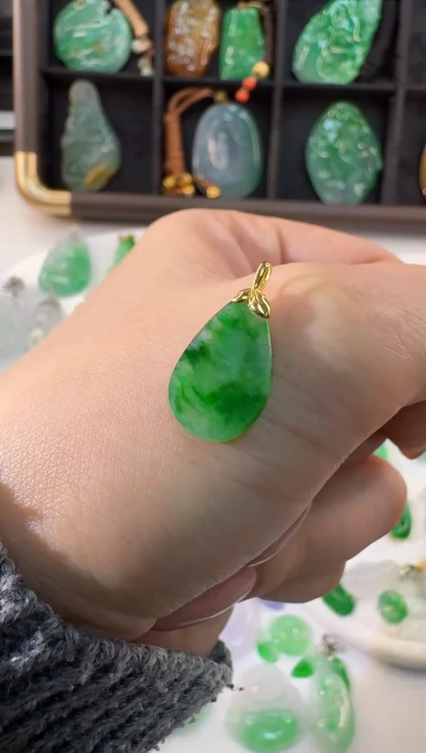 颈饰18K金镶嵌翡翠缅甸A货翡翠