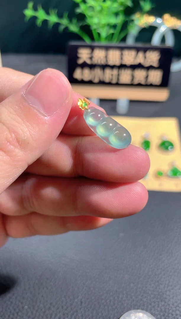 翡翠18K金镶嵌颈饰翡翠