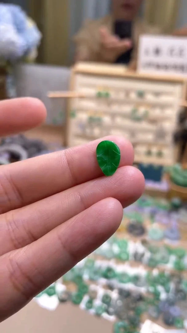 翡翠未镶嵌颈饰滴流
