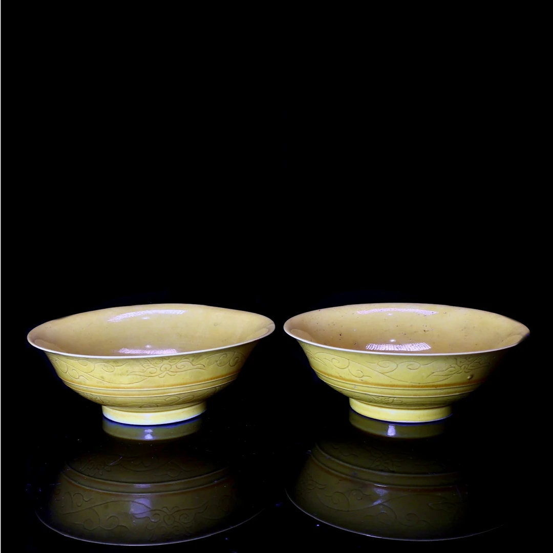 23.清早期黄釉暗刻缠枝莲碗一对