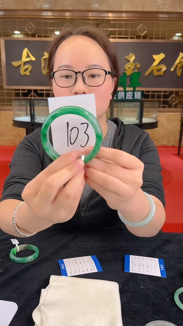 未镶嵌手镯石英质玉（非洲翠）微瑕介意勿拍