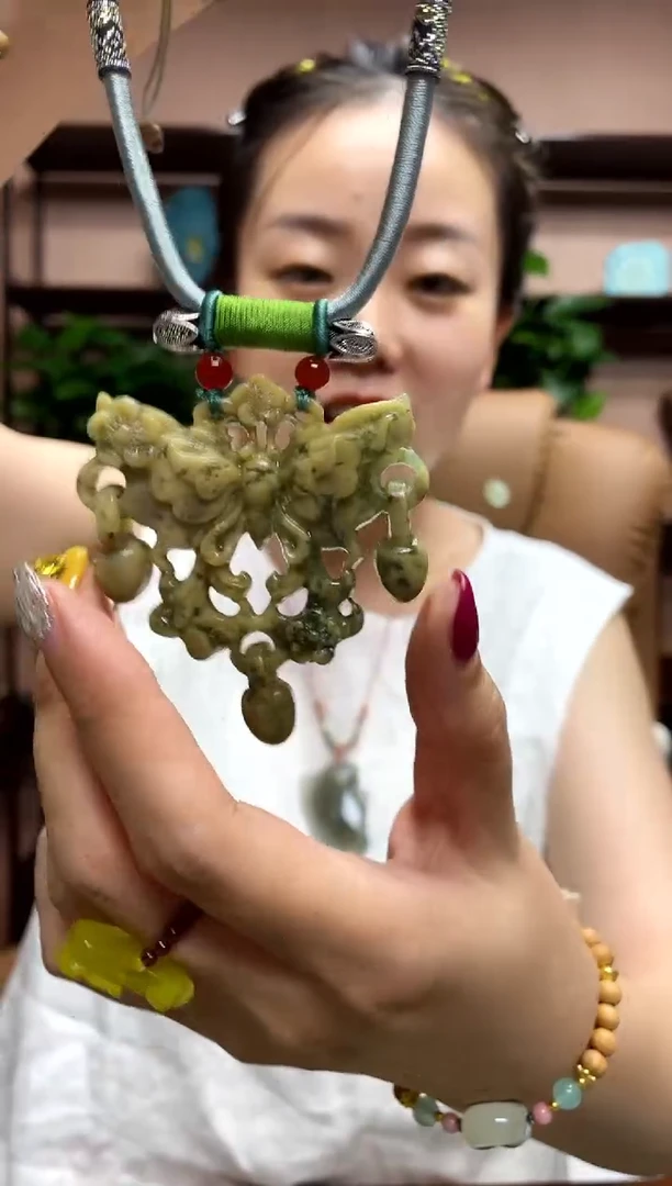 岫玉未镶嵌吊坠·