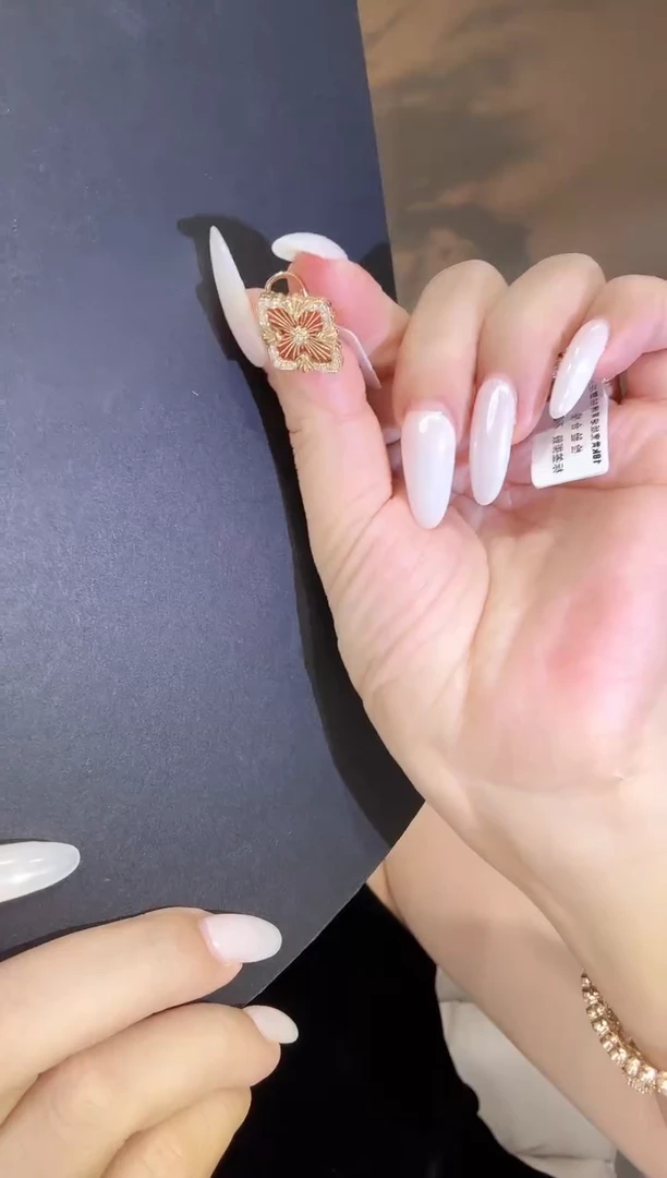 18K金镶嵌项戒指钻石布布戒指