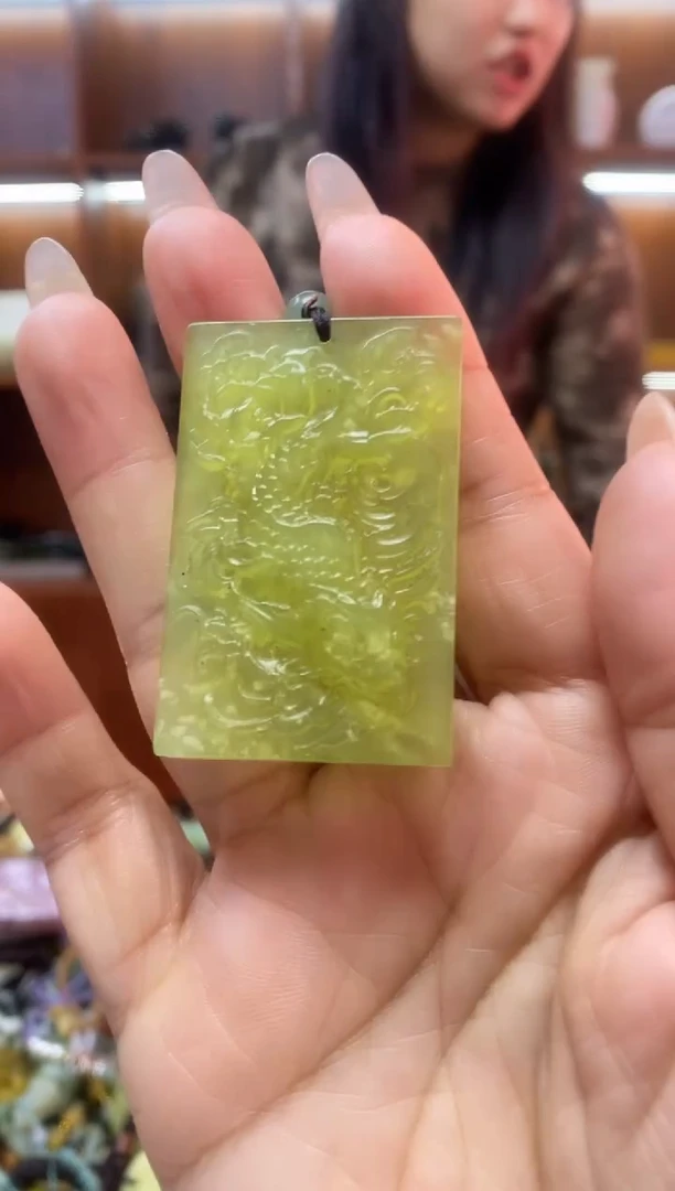 未镶嵌蛇纹石玉吊坠