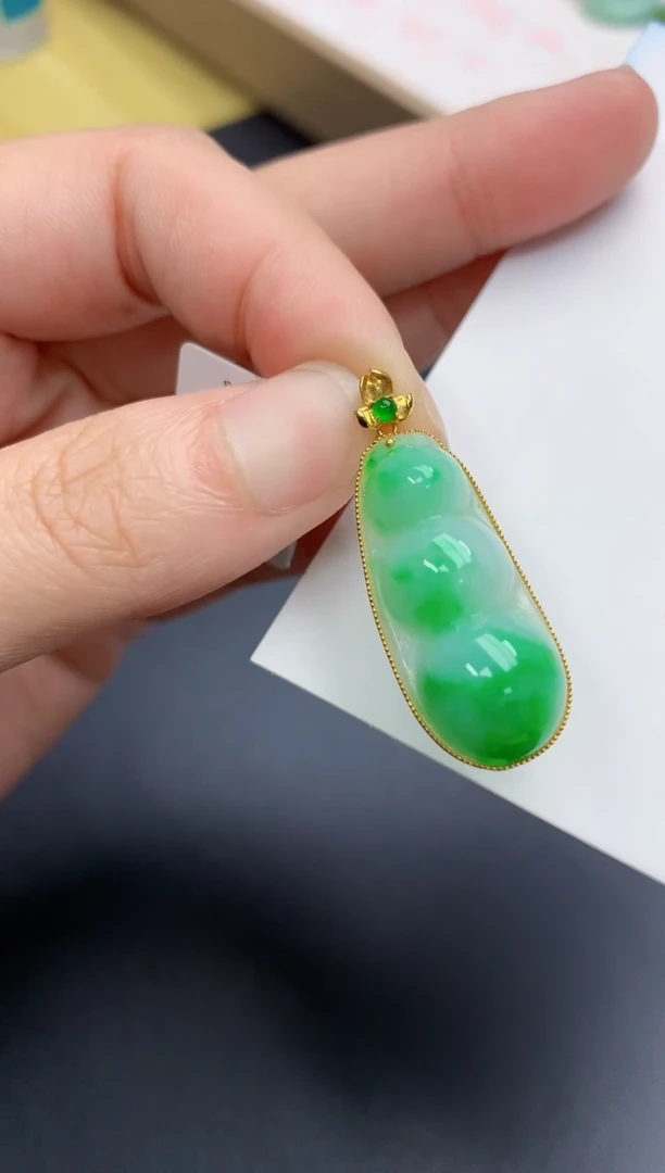 颈饰18K金镶嵌翡翠天然A货