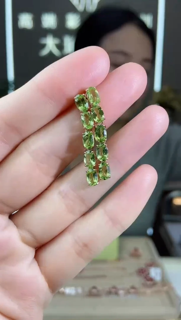【闪购商品】橄榄石耳饰银S925镶嵌耳饰