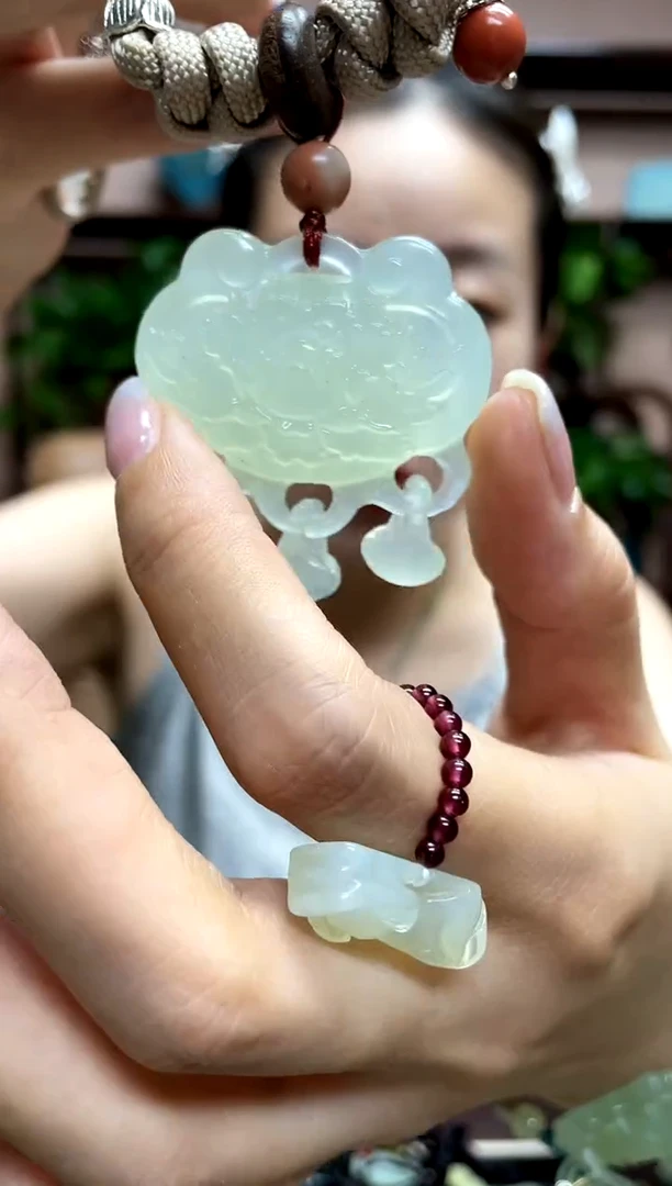 岫玉未镶嵌颈饰·2