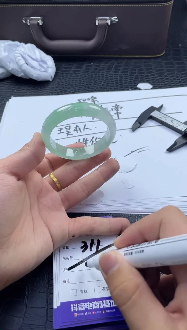 时尚大女王冰透美人镯A135