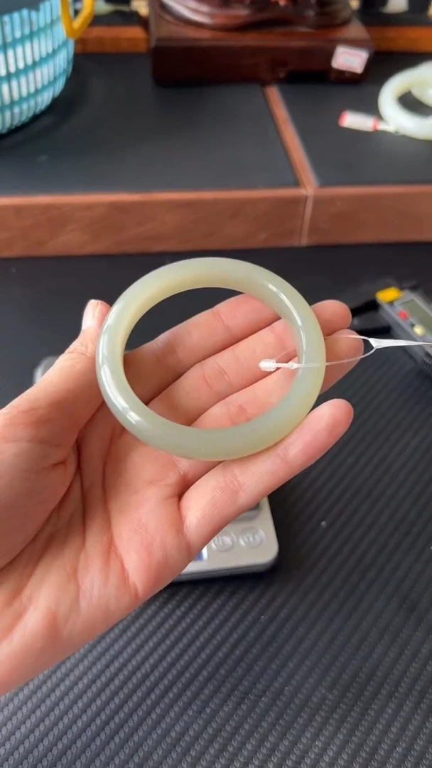 和田玉手镯未镶嵌且末微色差近矿54k