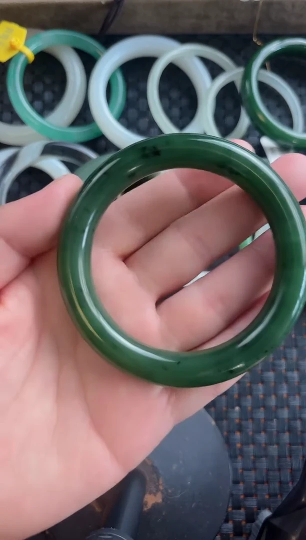 颈饰未镶嵌和田玉圈口57碧玉手镯