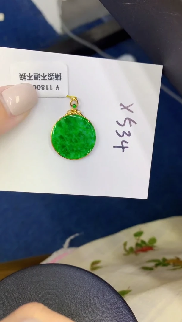 颈饰18K金镶嵌翡翠缅甸天然翡翠A货