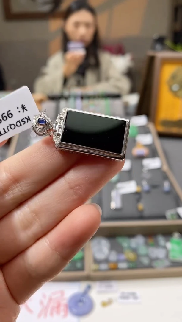 颈饰18K金镶嵌翡翠无事牌