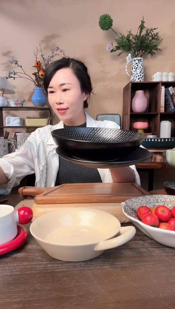 8英寸浮雕黑碗盘微瑕