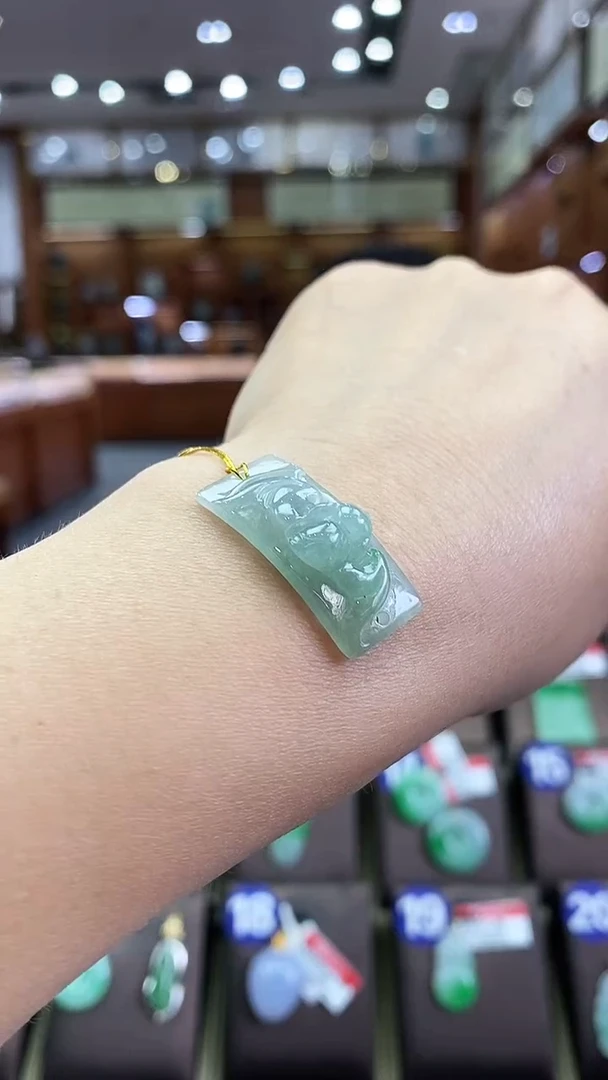 翡翠未镶嵌颈饰福在眼前