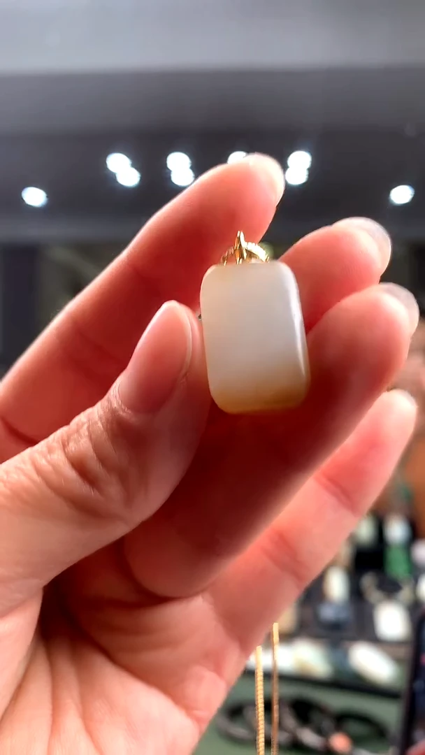 颈饰18K金镶嵌和田玉挂件