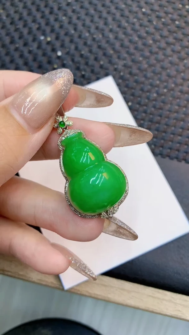 颈饰18K金镶嵌翡翠莉****席1