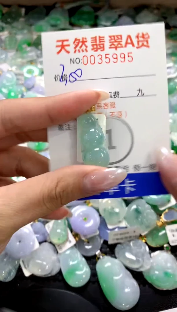 颈饰18K金镶嵌翡翠1111111111111111