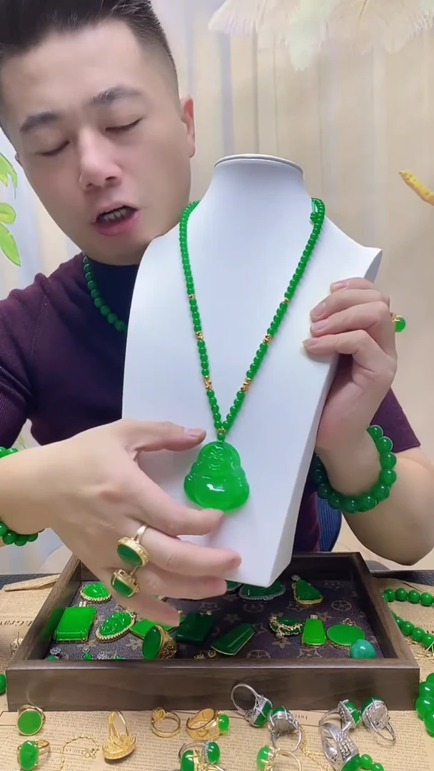 无非金属翠绿色项链