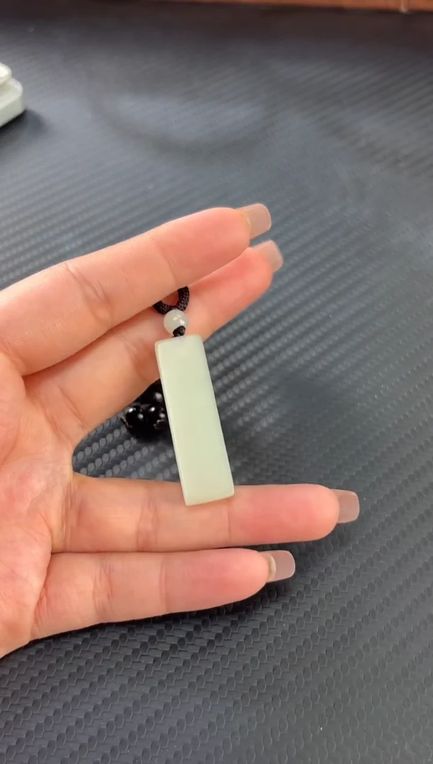 和田玉未镶嵌吊坠(赠链)且末微色差迪克兰一细