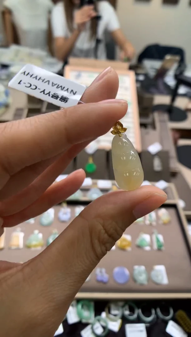 颈饰18K金镶嵌翡翠福豆