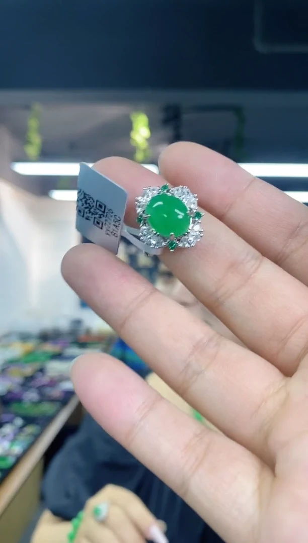 翡翠戒指未镶嵌多样性发其一，颜色微差