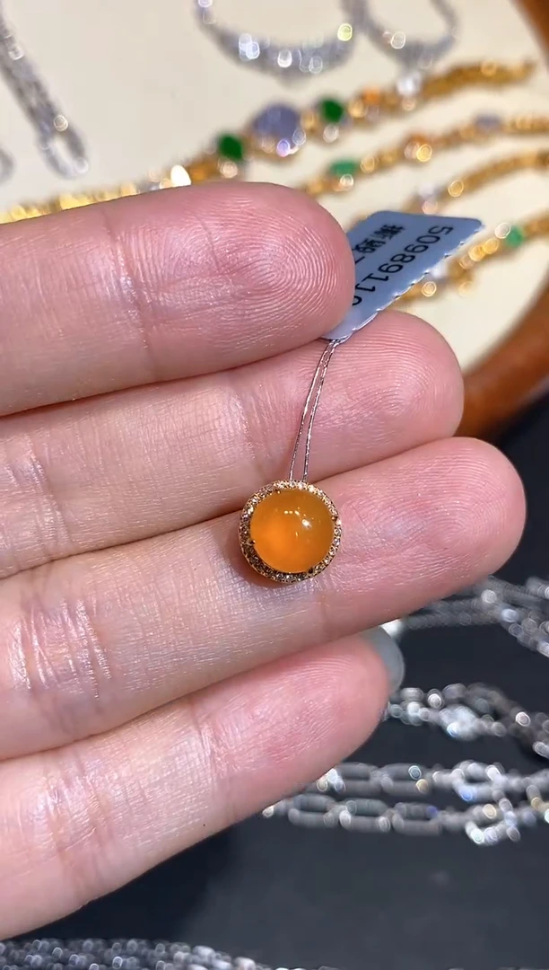颈饰18K金镶嵌翡翠吊坠