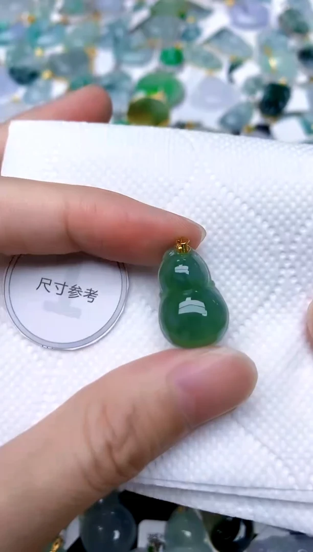 颈饰18K金镶嵌翡翠天然A货翡翠