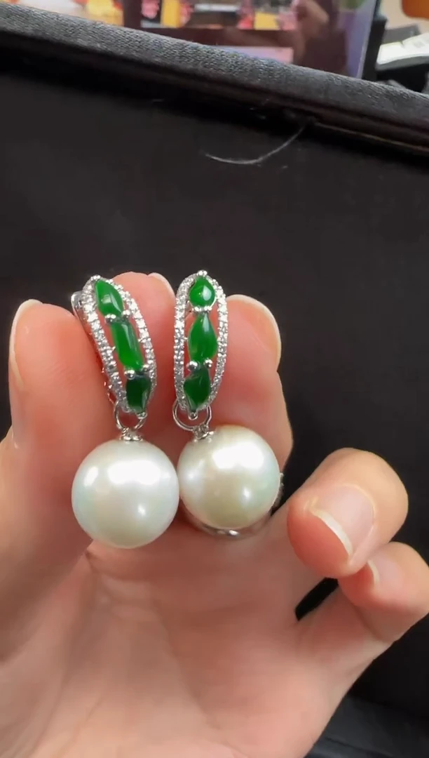 18K金镶嵌翡翠耳饰538随形一对