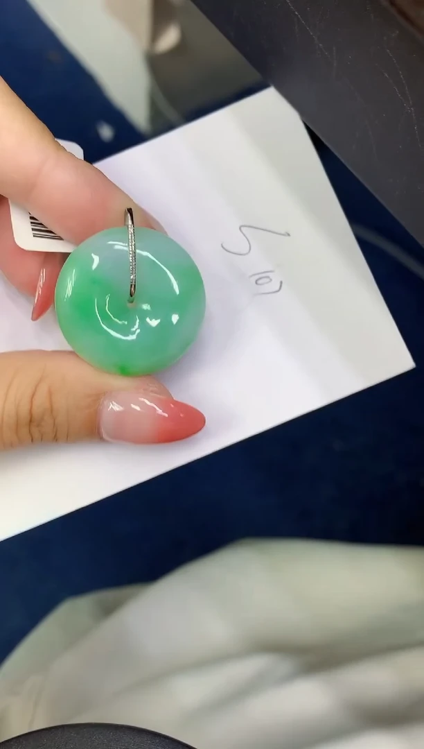 翡翠18K金镶嵌颈饰缅甸天然翡翠A货