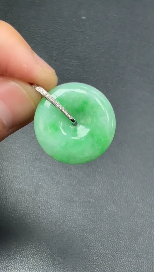 18K金镶嵌挂件翡翠平安扣