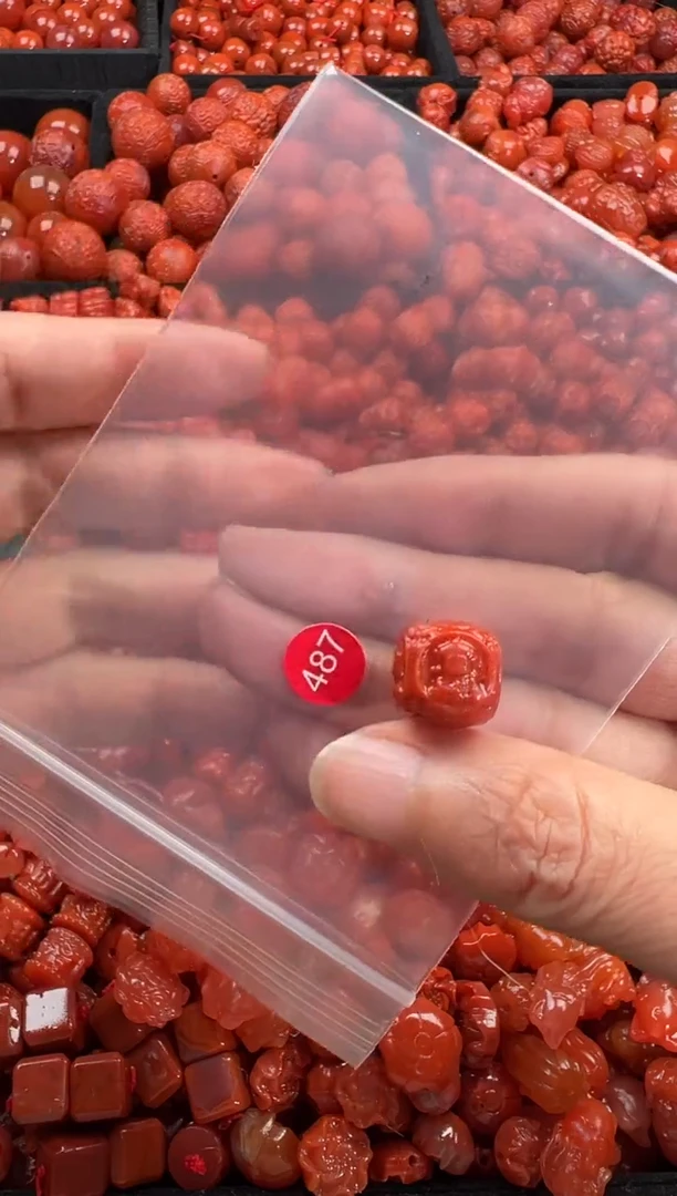 南红玛瑙未镶嵌颈饰1