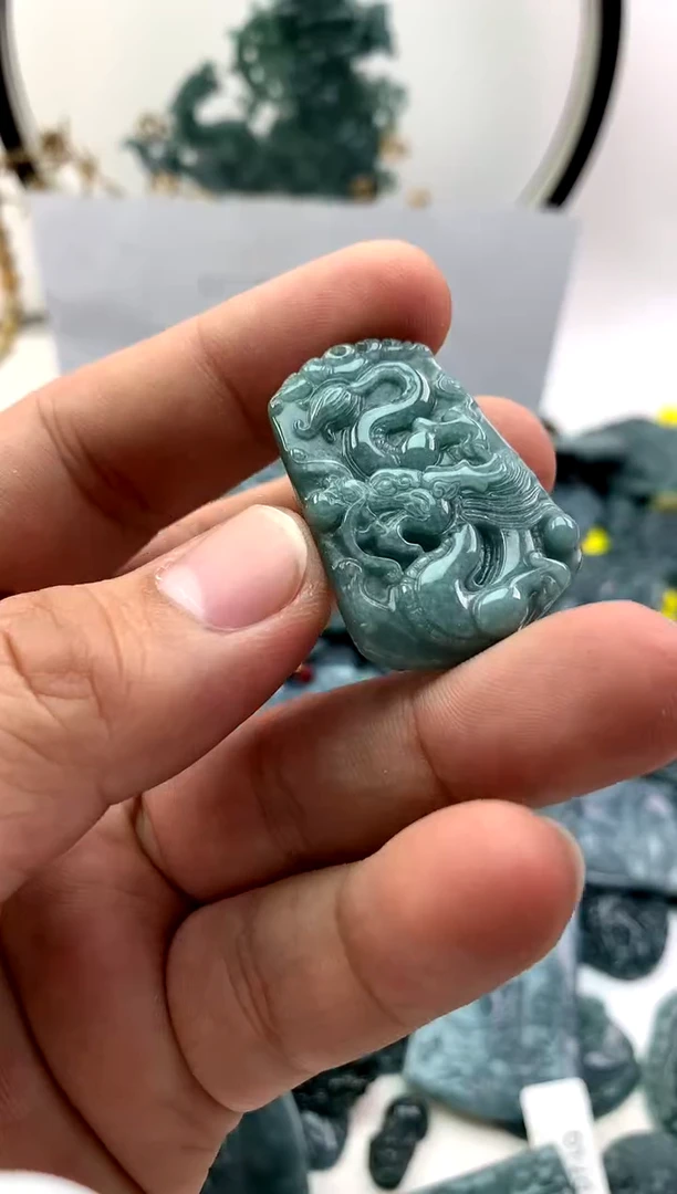 翡翠未镶嵌颈饰龙牌