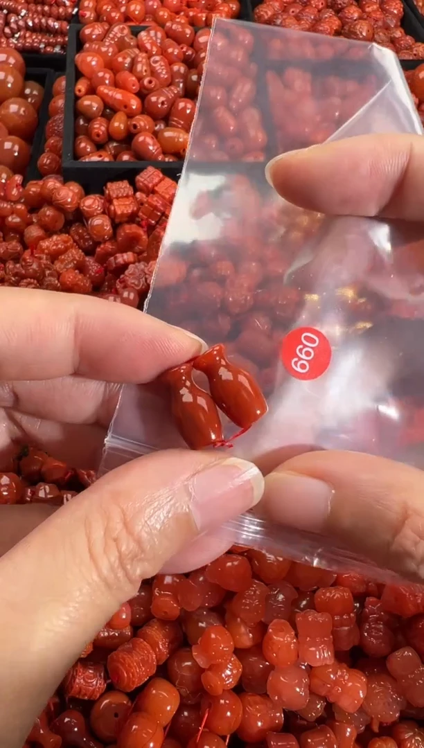 南红玛瑙未镶嵌颈饰1