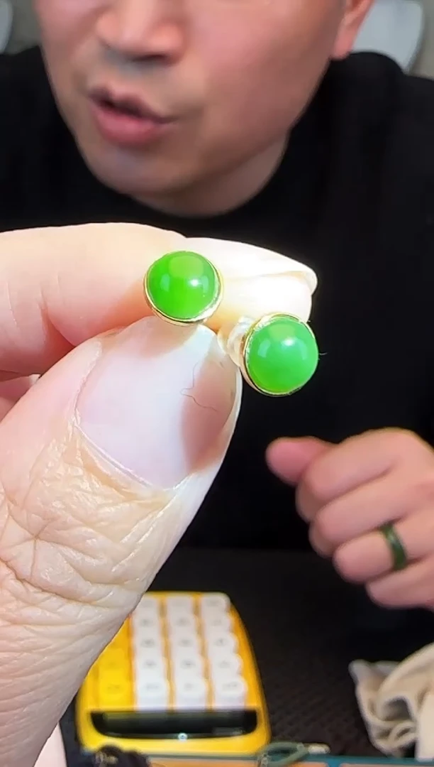 未镶嵌和田玉耳饰圆形蛋面