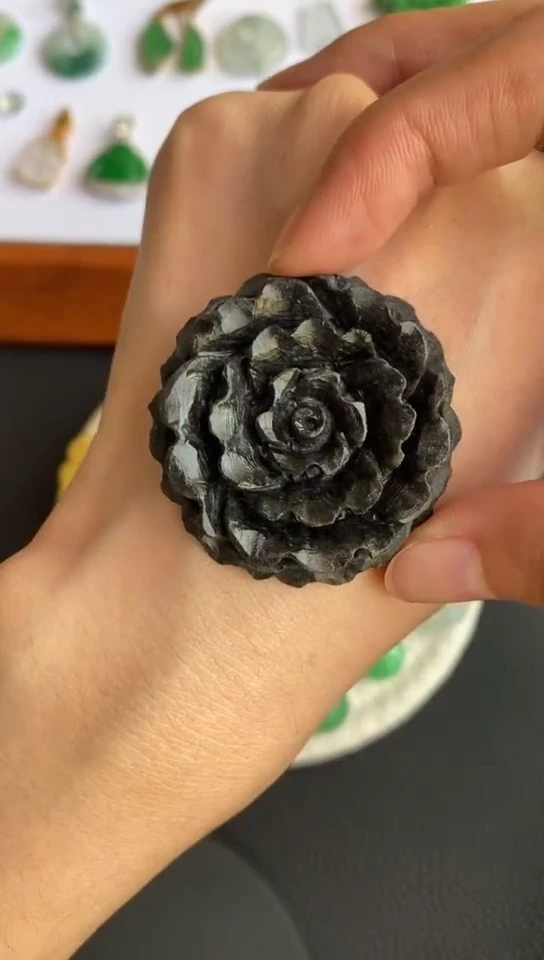 未镶嵌定制翡翠乌鸡花花吊坠~