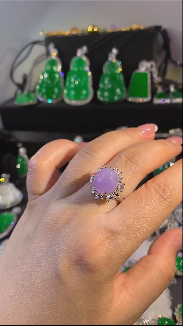 颈饰未镶嵌翡翠戒指