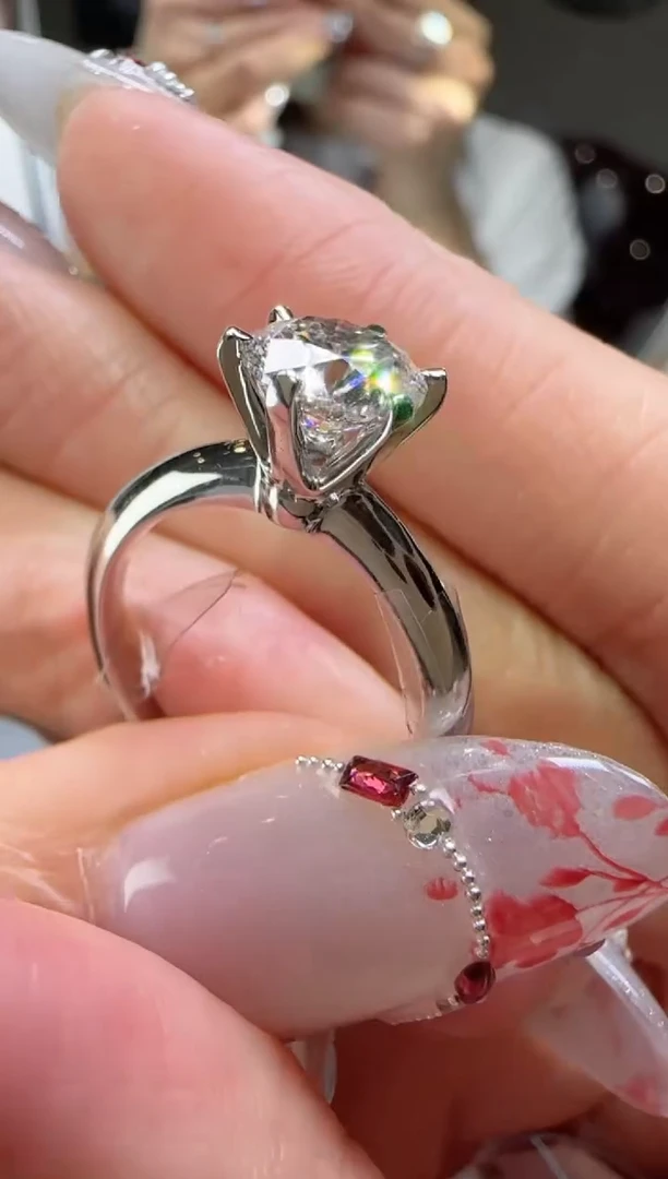 【闪购商品】实验室培育钻石铂Pt950镶嵌1.5克拉T六爪钻戒