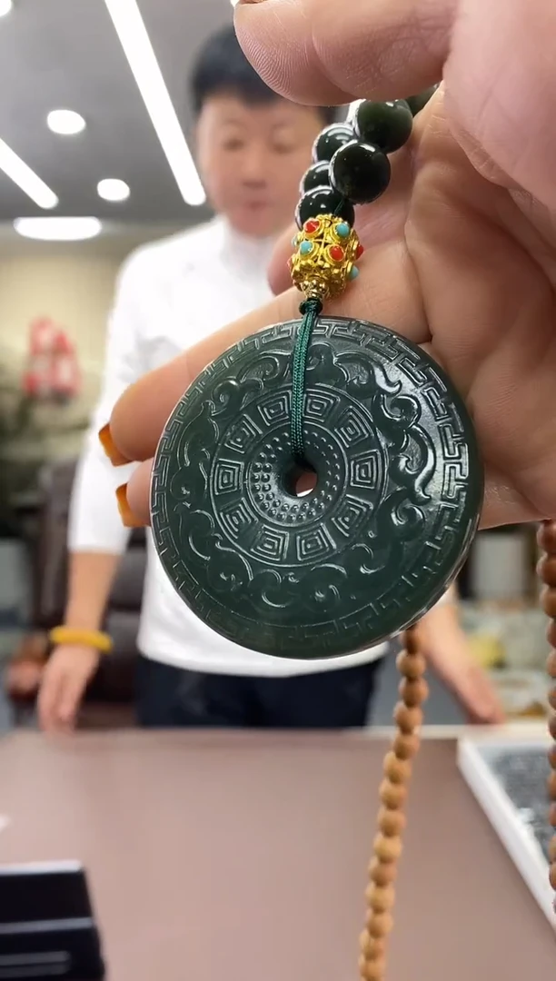颈饰未镶嵌透闪石质玉吊坠