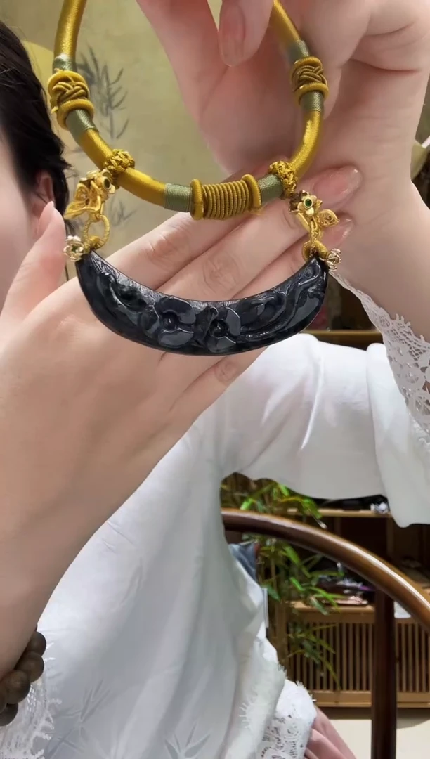 颈饰未镶嵌翡翠吊坠