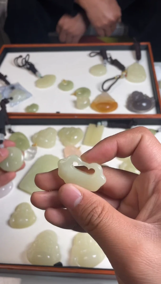 【闪购商品】石英质玉吊坠(赠链)未镶嵌福利