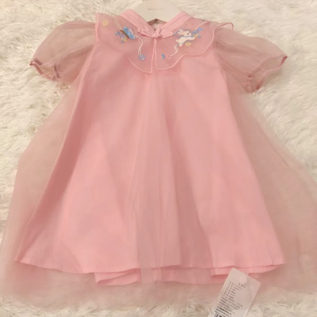 粉色中式童裙，网纱袖与刺绣点缀，尽显古典甜美。