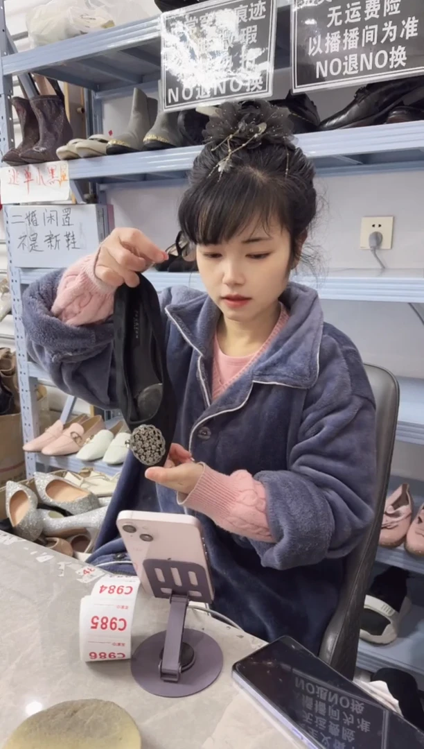 单鞋花*黑色尖头平底鞋