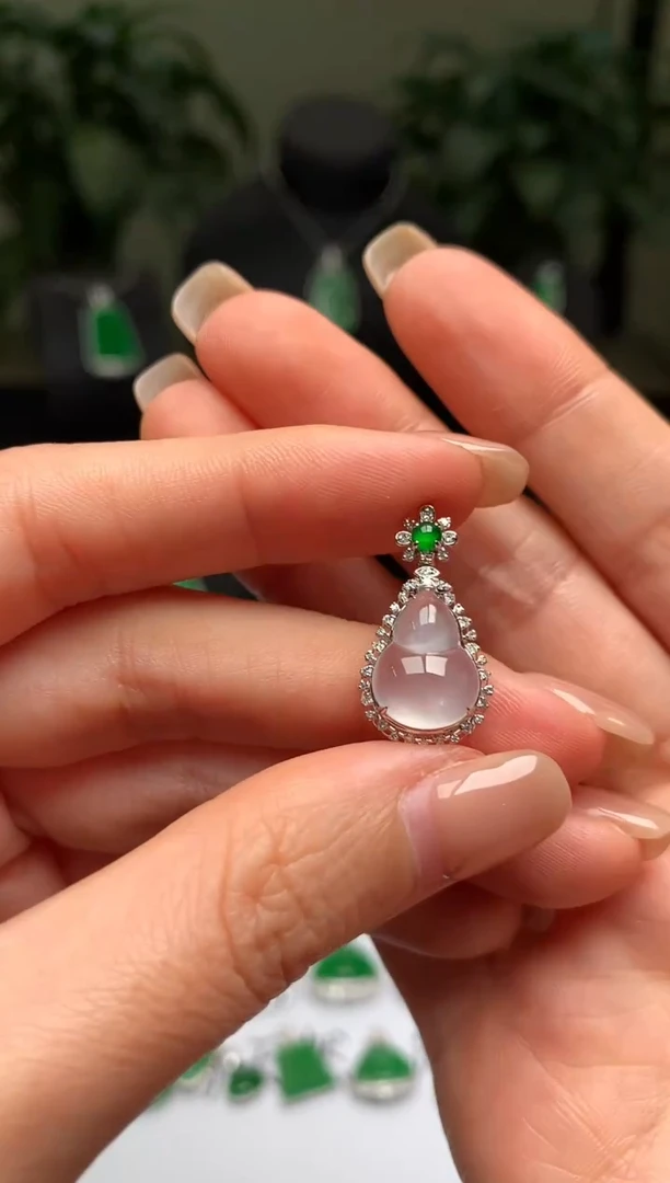 颈饰18K金镶嵌翡翠葫芦