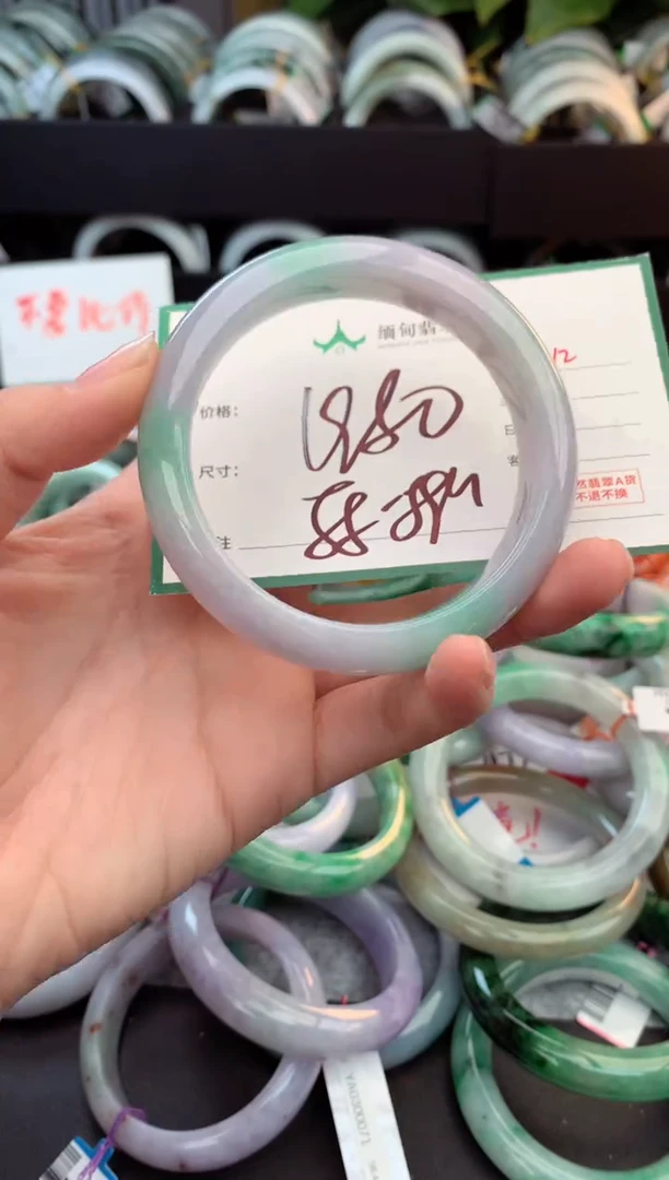 未镶嵌定制翡翠毛货需精细抛光+多人