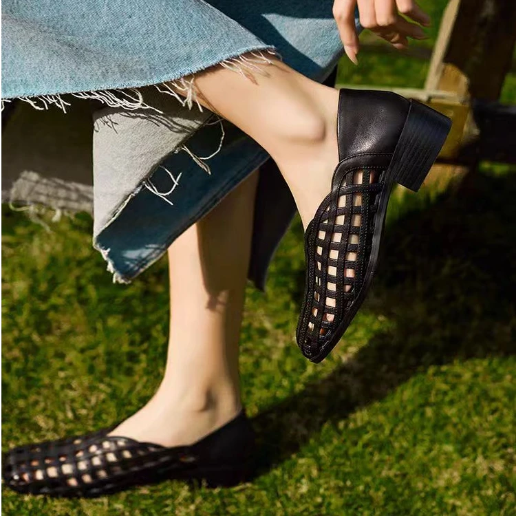 小众编织包头凉鞋女春夏镂空中跟猪笼鞋通勤新款百搭宽脚罗马单鞋