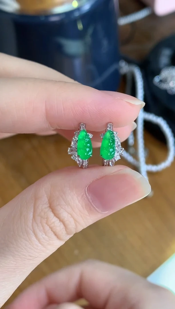 18K金镶嵌翡翠耳饰豆子耳包