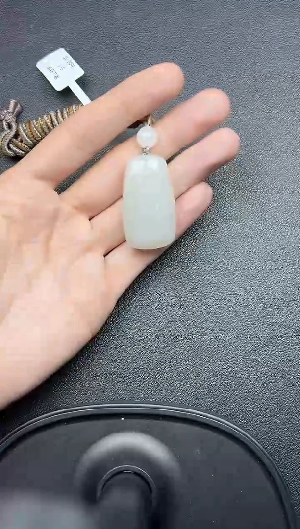 吊坠(赠链)未镶嵌和田玉黑山微色差吊坠